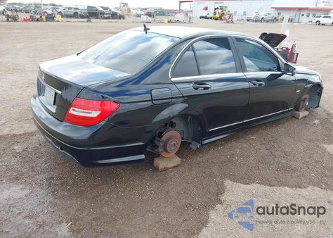 2012 Mercedes-Benz C 250 Sport z USA, uszkodzony, nr VIN WDDGF4HB5CA616419